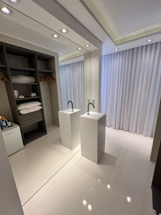 Casa Alto Padrão em Busca Vida com 5|4, 04G e 700M²