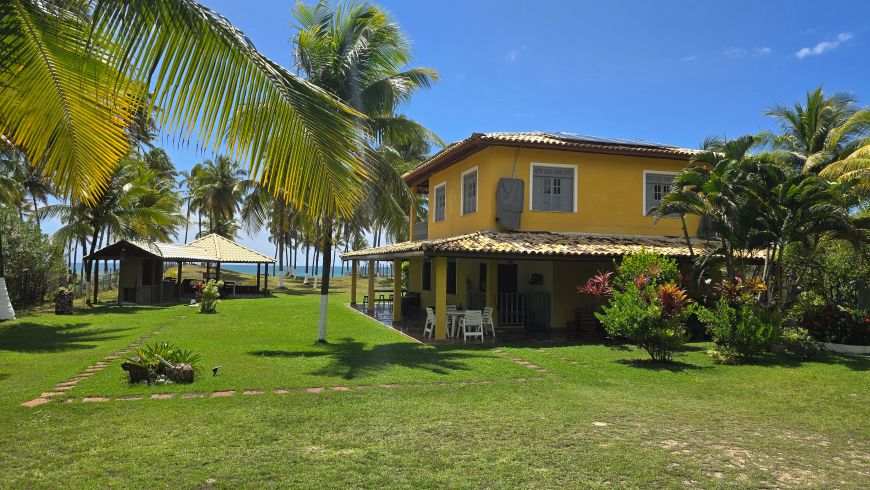 Casa Pé na areia, 5 quartos, sendo 3 suítes, terreno amplo, Busca Vida, Camaçari, BA.