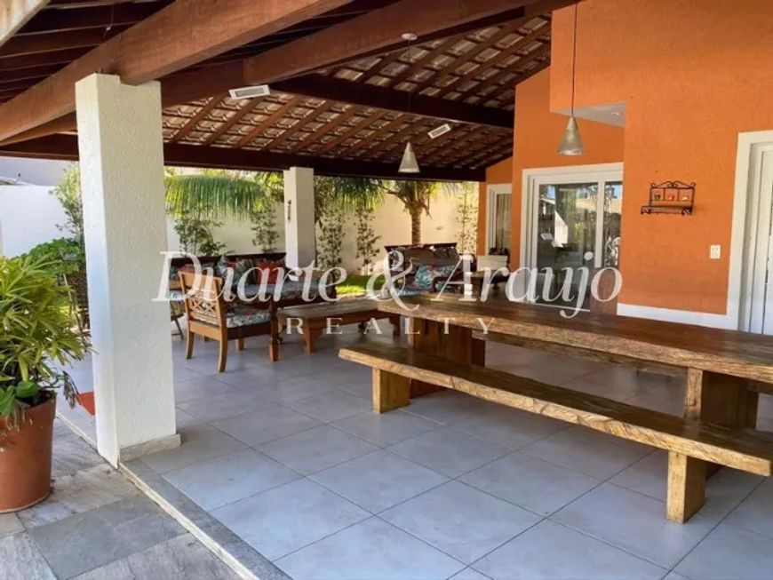 Casa à venda em Guarajuba a poucos passos do mar 8 suítes