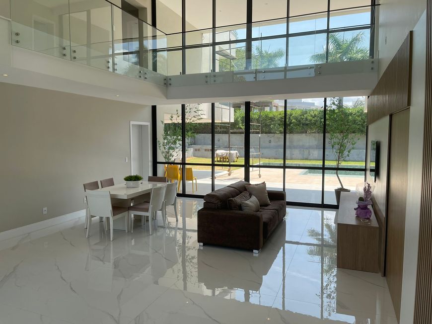Casa para venda tem 624 metros quadrados com 4 quartos