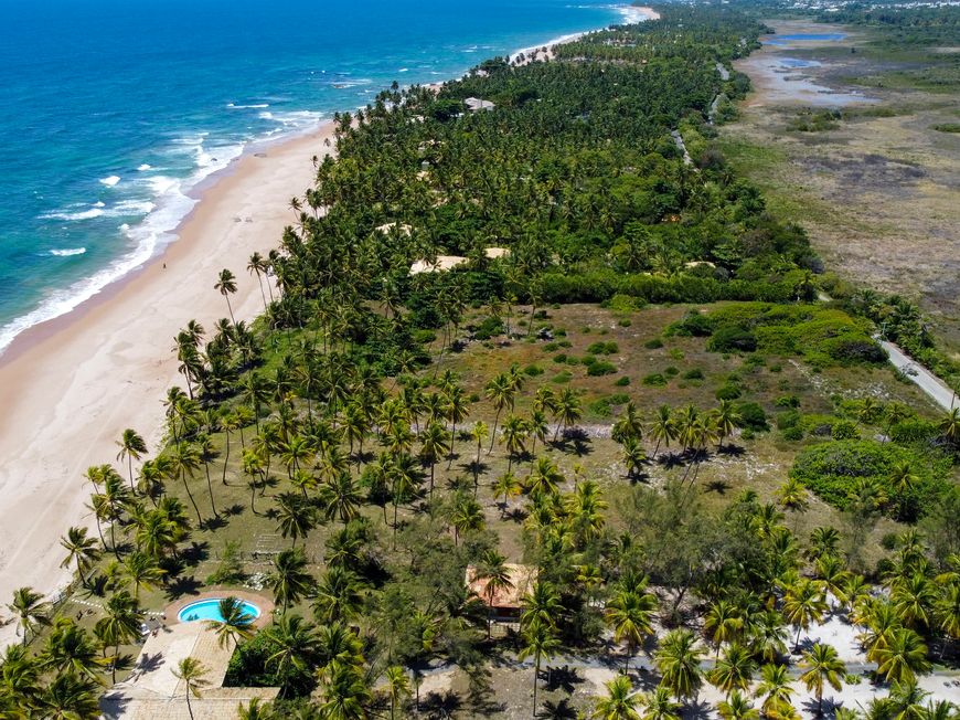 Lote pé na areia para venda com 50 m de praia, no concdomínio Busca Vida, Salvador / Abrantes - BA