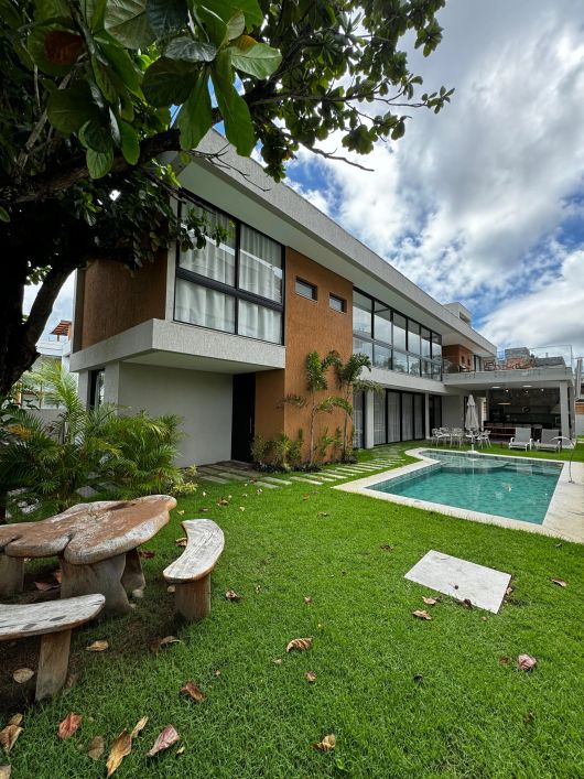 Casa Alto Padrão em Guarajuba com 5|4, 04G e 360M² e Terreno 600M²