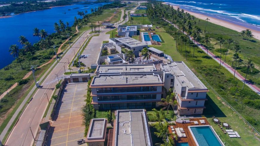 Alphaville Guarajuba lote pé na areia.