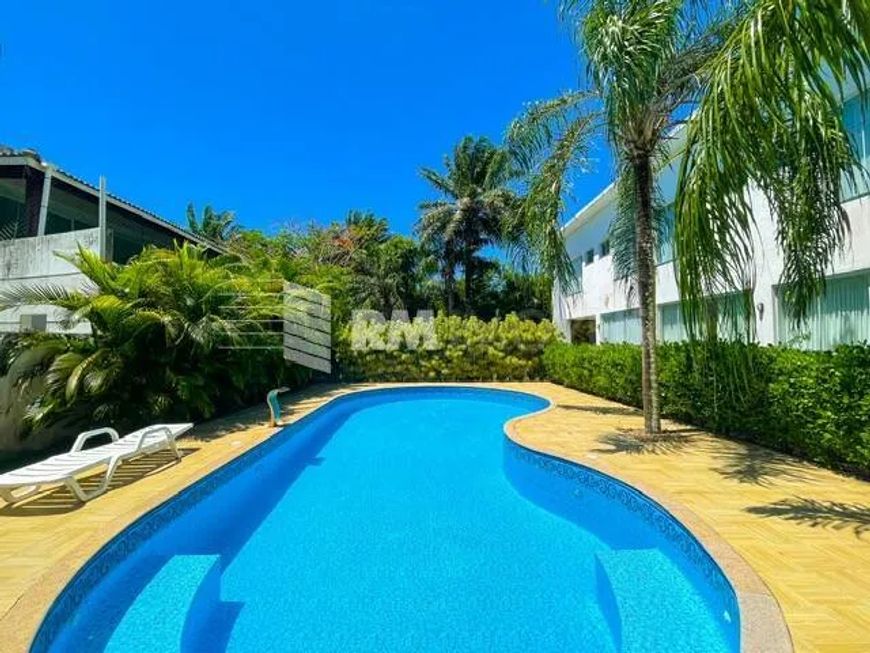 Linda casa em condomínio fechado, em Busca Vida!