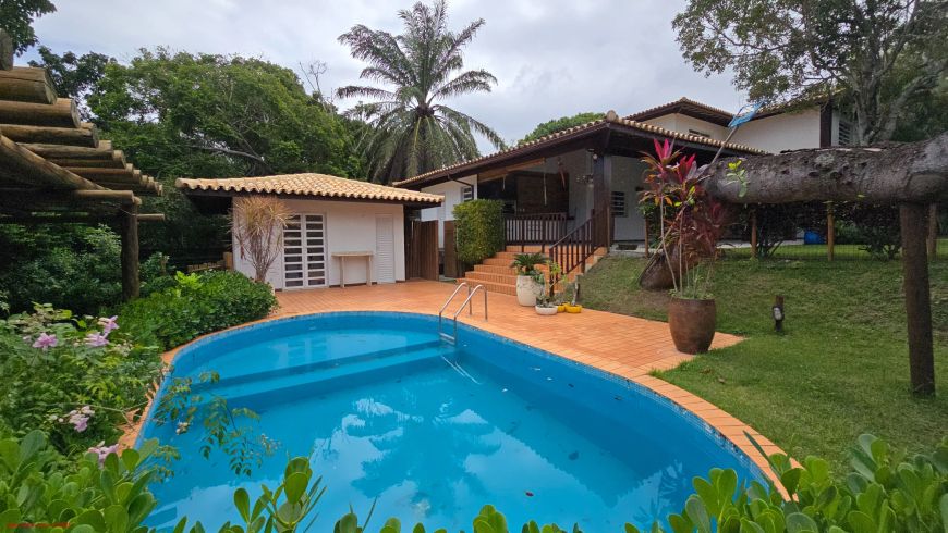 Excelente casa 6 quartos, sendo 4 suítes, quintal, jardim e área verde, terreno de esquina, Busca Vi