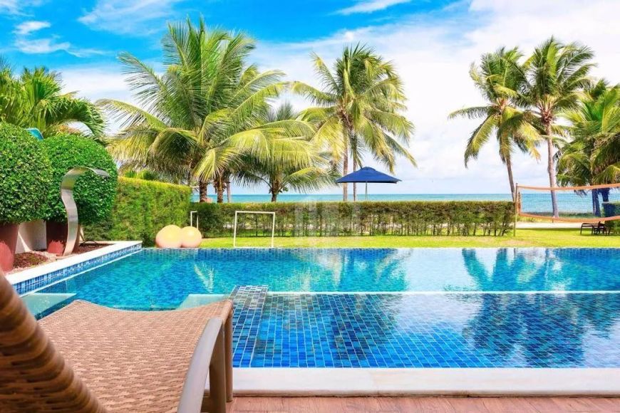 PÉ NA AREIA - Casa Frente Mar a venda em Guarajuba - Litoral Norte da Bahia. Condomínio.