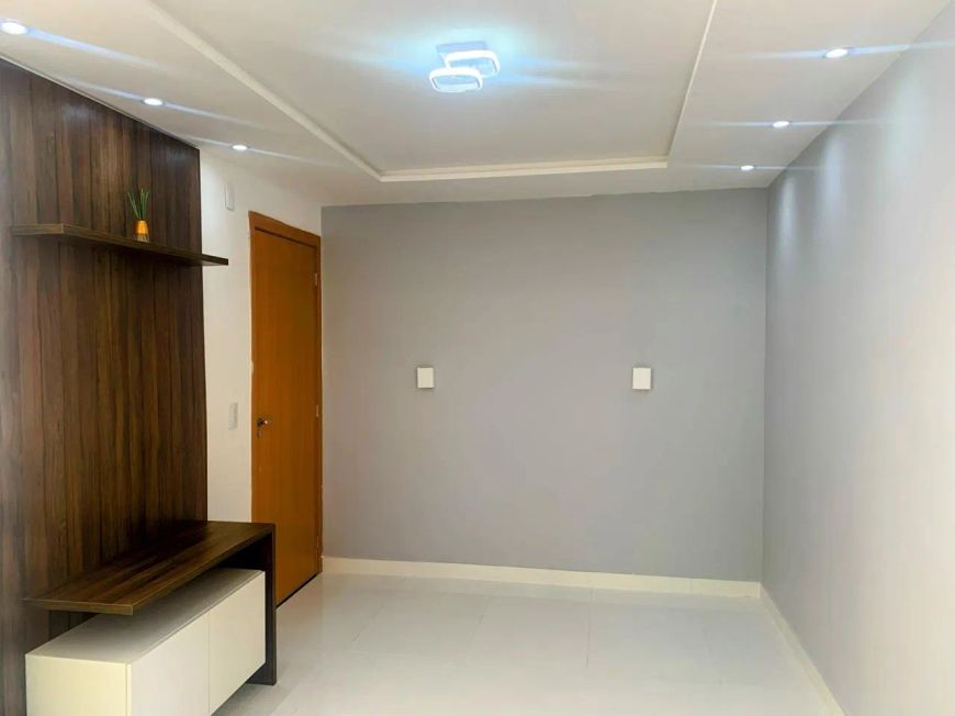 Apartamento de 2 quartos, reformado, em condomínio.