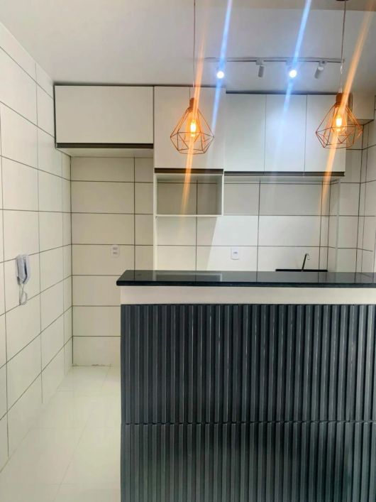 Apartamento de 2 quartos, reformado, em condomínio.