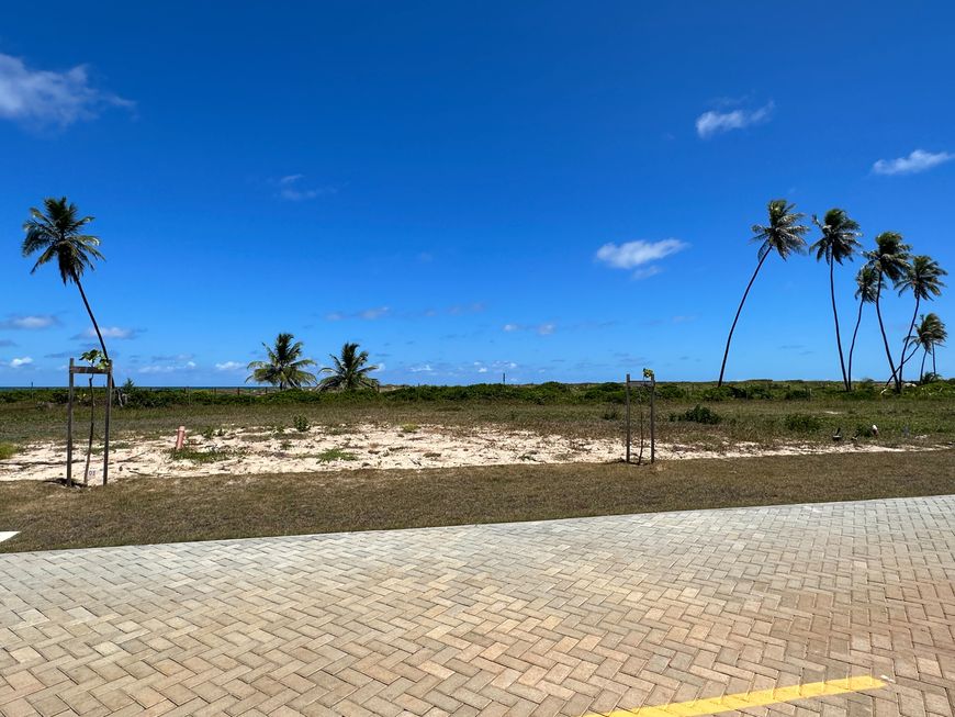 Lote pé na areia com 752.35 no Alphaville Guarajuba fase 1, que já está entregue.