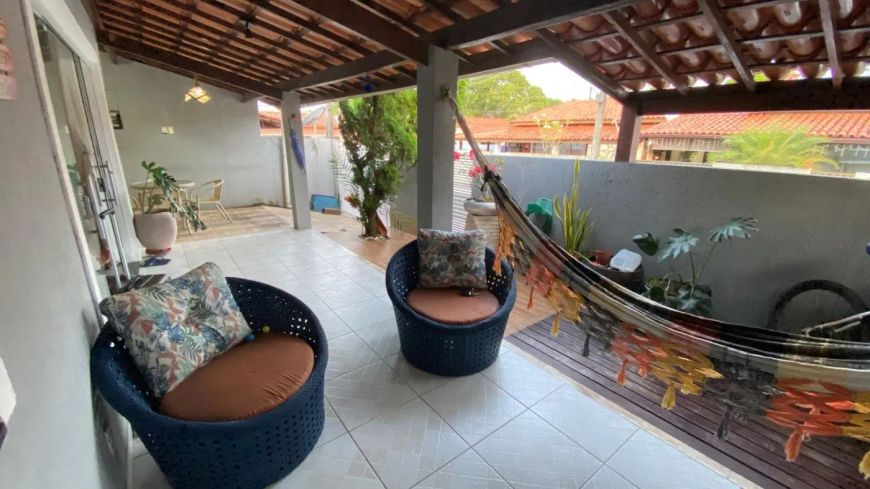 Casa em condomínio, 3 quartos sendo 1 suíte, espaço gourmet e energia solar por 550 mil