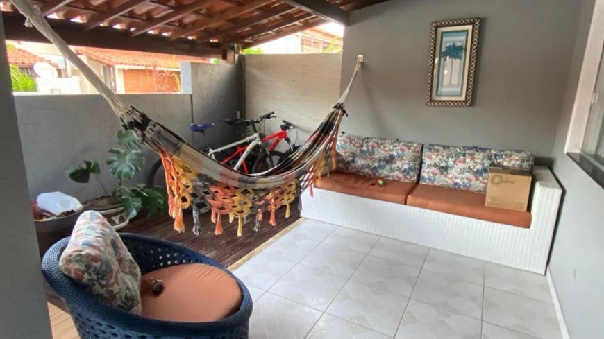 Casa em condomínio, 3 quartos sendo 1 suíte, espaço gourmet e energia solar por 550 mil