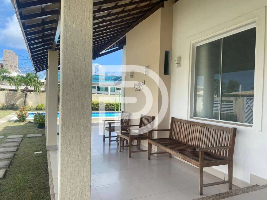 Casa à Venda em condomínio fechado de Guarajuba, com 5 suítes, área gourmet e infraestrutura comple