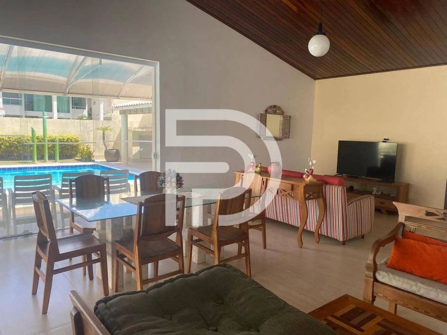 Casa à Venda em condomínio fechado de Guarajuba, com 5 suítes, área gourmet e infraestrutura comple