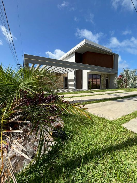 LINDA CASA EM BARRA DO JACUÍPE- 3 Suítes- 5 banheiros- 6 VAGAS DE GARAGEM- MODERNA E ALTÍSSIMO PADR