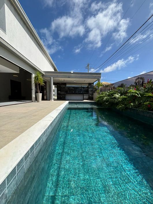 LINDA CASA EM BARRA DO JACUÍPE- 3 Suítes- 5 banheiros- 6 VAGAS DE GARAGEM- MODERNA E ALTÍSSIMO PADR