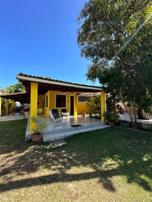 Casa em Condomínio Mobiliada para Venda em Camaçari, Guarajuba (Monte Gordo), 4 dormitórios, 1 suíte