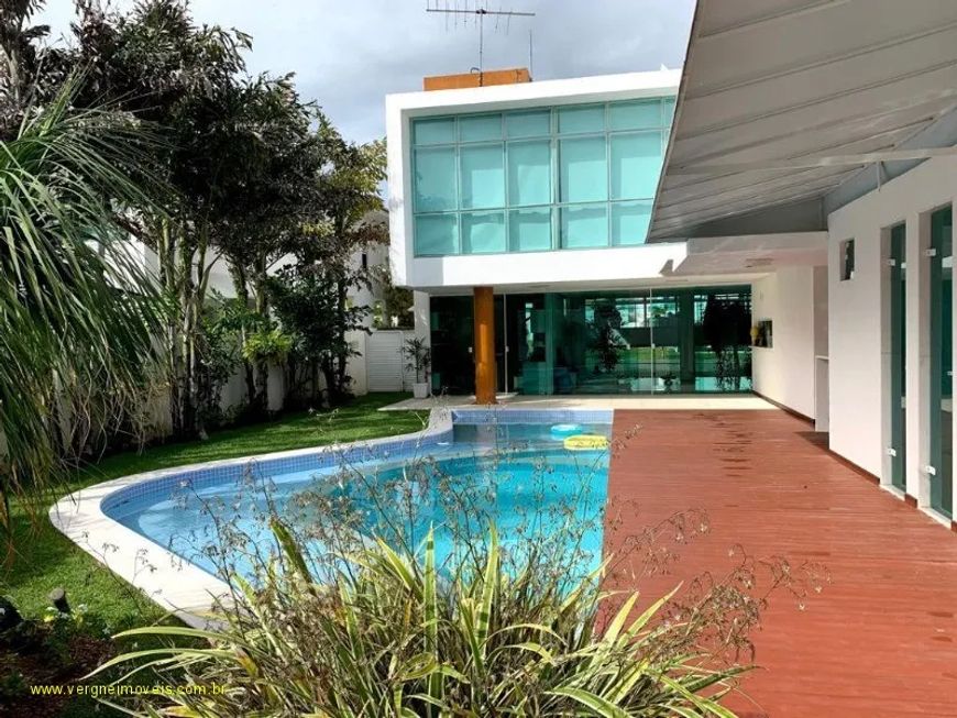 Com conceito moderno e ambientes amplos essa belíssima casa com quatro suítes a venda em Alphaville