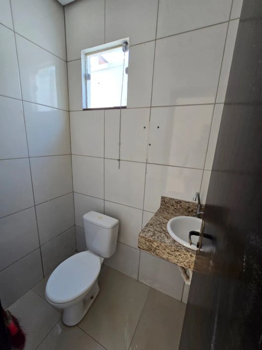 Vende-se casa com 3 suítes na Quadra 404 norte.