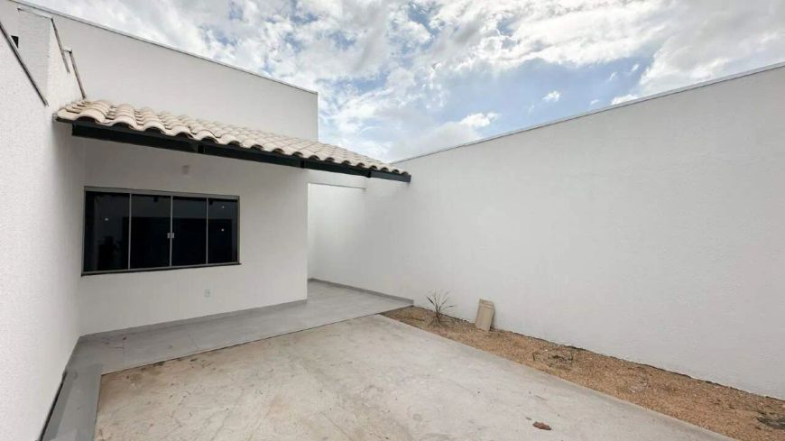 CASA NA QUADRA 1503 SUL (ARSO 151), COM 2 QUARTOS, SENDO 1 SUÍTE E 2 VAGAS DE GARAGEM.