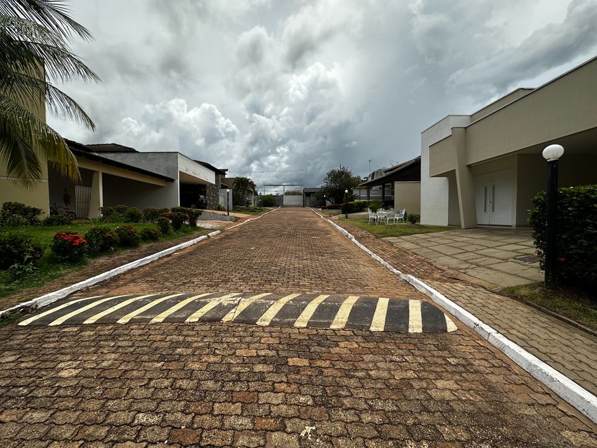 Casa de 3 Suites em Condomínio com Piscina e Churrasqueira