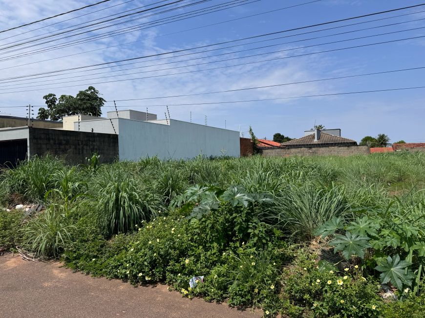 Lote residencial com 13 metros de frente, com 30 metros de fundo.