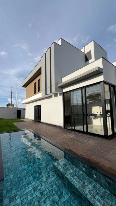 Vende-se Sobrado de 4 suítes na região Sul