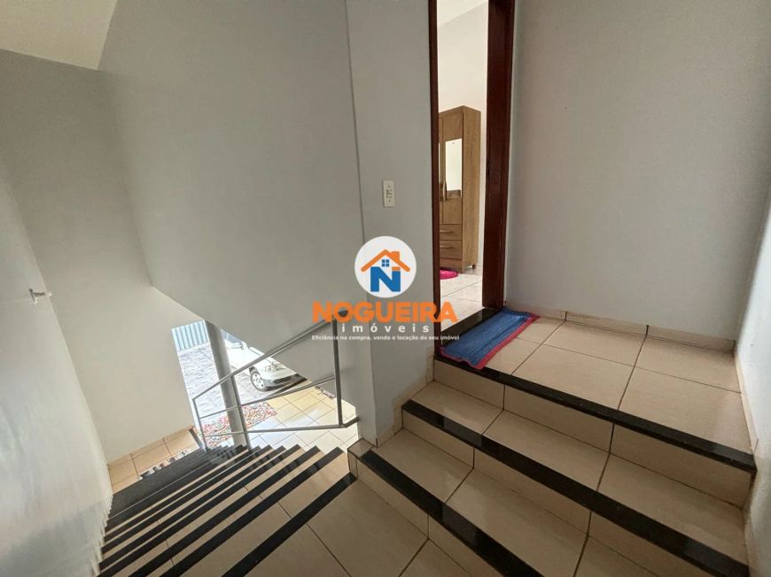 Casa de esquina em lote de 422,15m2 sendo 187,17 de área construída | R$ 650 mil.