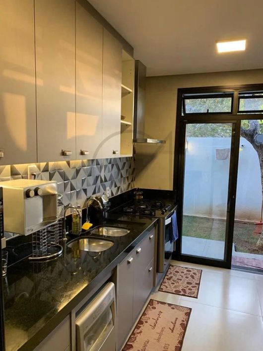 VENDE-SE CASA DE ALTO PADRÃO NO CARIBE RESIDENCE COM QUATRO SUÍTES