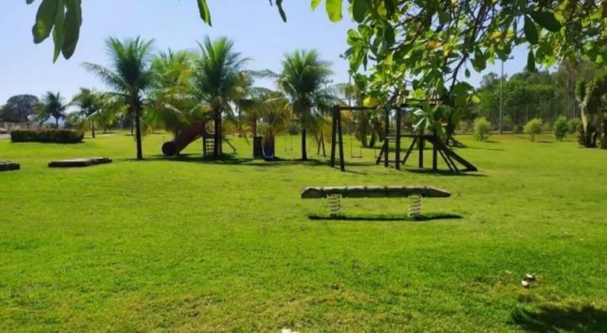 Vende-se com 1480 m² no Condomínio Polinésia