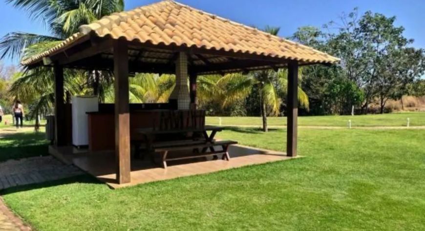 Vende-se com 1480 m² no Condomínio Polinésia