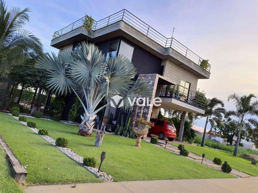 Lindo sobrado de 600m² de terreno, estilo rústico com 4 quartos, terraço, rico em paisagismo no Cari