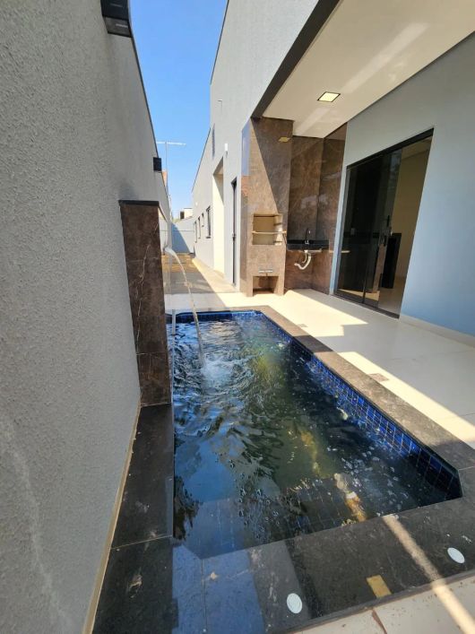 Vende-se Casa de 3 suítes com piscina