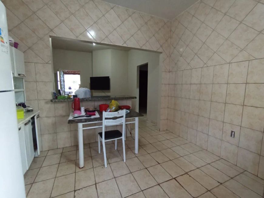 CASA A VENDA COM TRÊS QUARTOS E UMA SUÍTE NA QUADRA 806 SUL