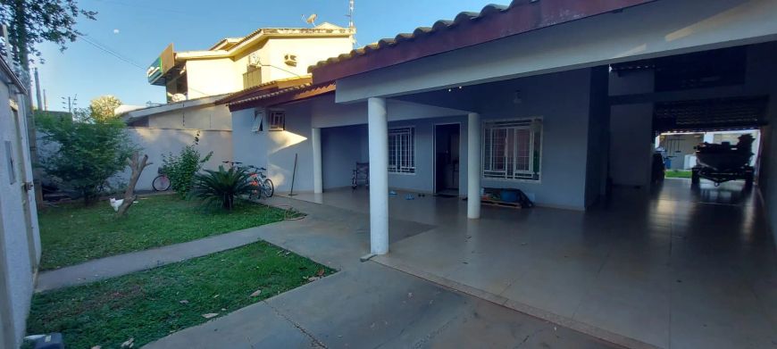 Vende-se Casa no Centro com lote grande de Palmas - To