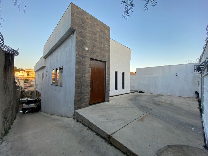 Casa com 3 Quartos, Suítes com acesso a Varanda e 6 Vagas no Bairro Santa Amélia