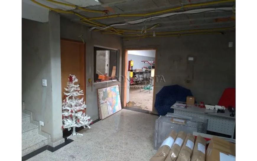 Prédio Comercial em término de reforma contendo 3 andares, assim distribuídos:1º Andar: estacionamen