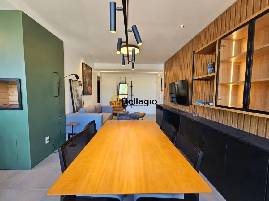 Apartamento de 2 dormitorios, 1 suíte, 2 banheiros, vaga de garagem.