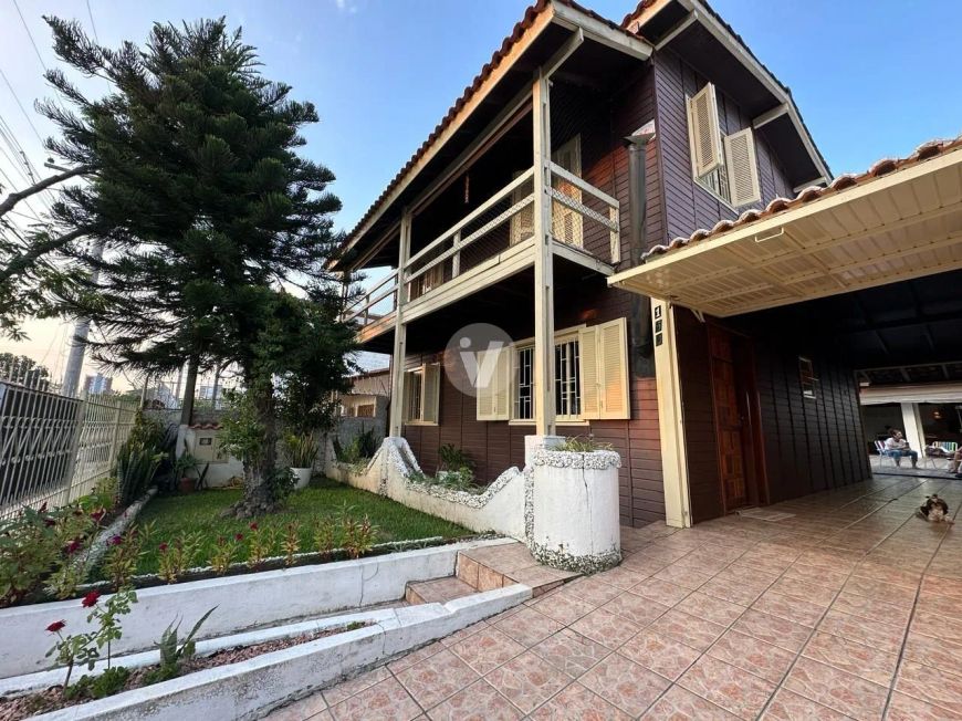 Casa a venda de 4 dormitórios, suite no bairro medianeira.