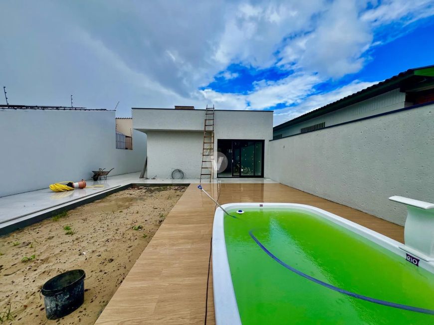 Casa nova colada no centro de Santa Maria! Fase final de obra.