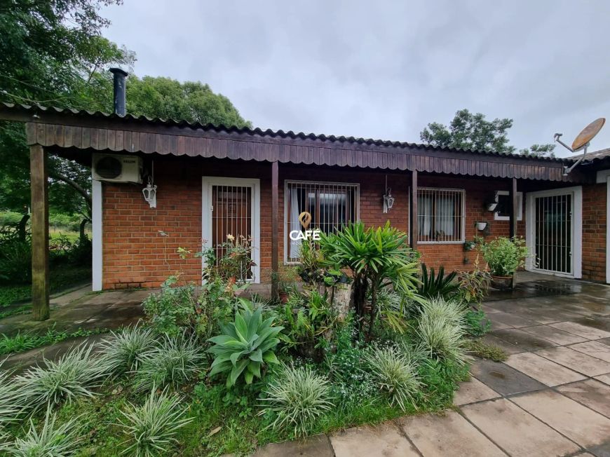 Casa com 4 dormitórios em localização tranquila.