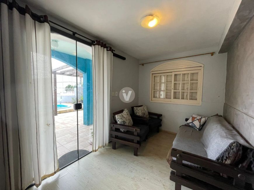 Casa com piscina na Salgado filho