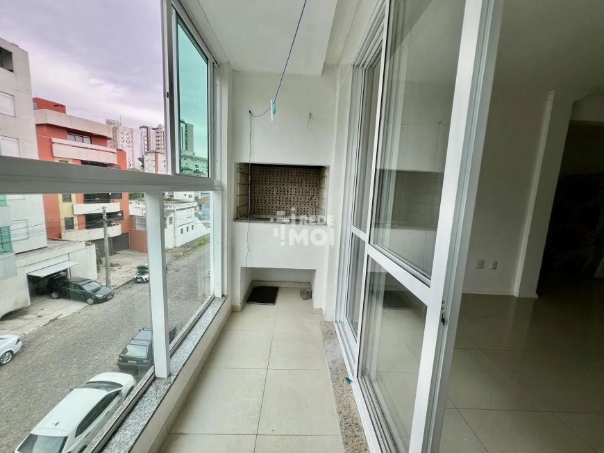 Apartamento 2 dormitórios com sacada e churrasqueira