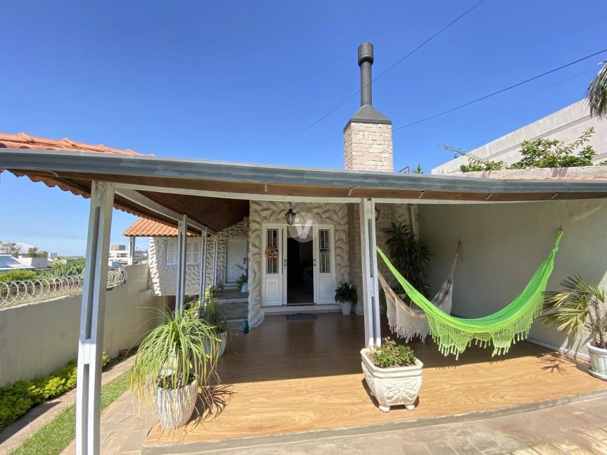 Casa 298m², amplo pátio com piscina Central