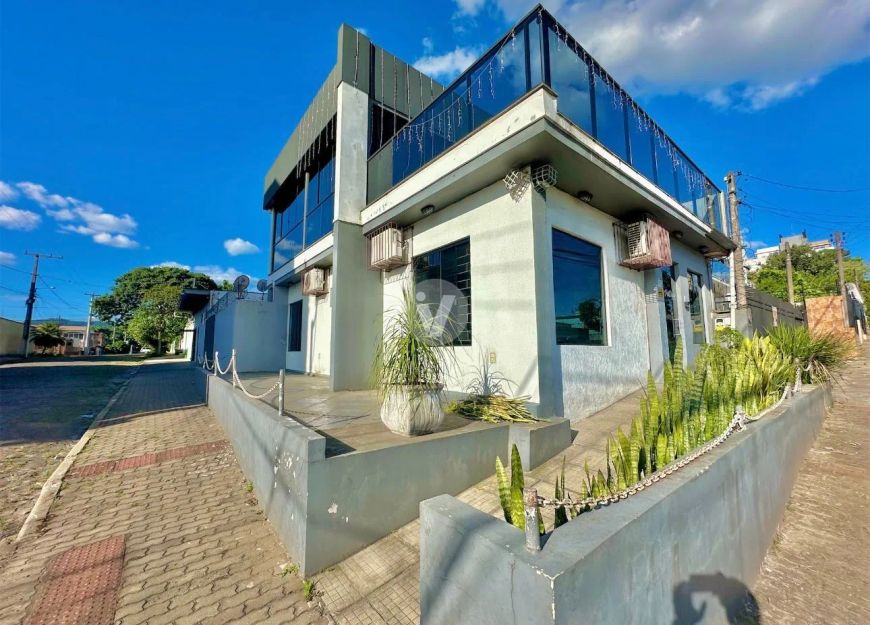Casa comercial ou residencial com ótima localização no Bairro patronato!