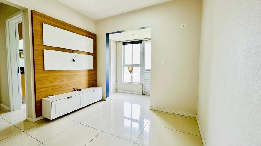 Amplo apartamento novo de 1 dormitório, semi mobiliado e com garagem.