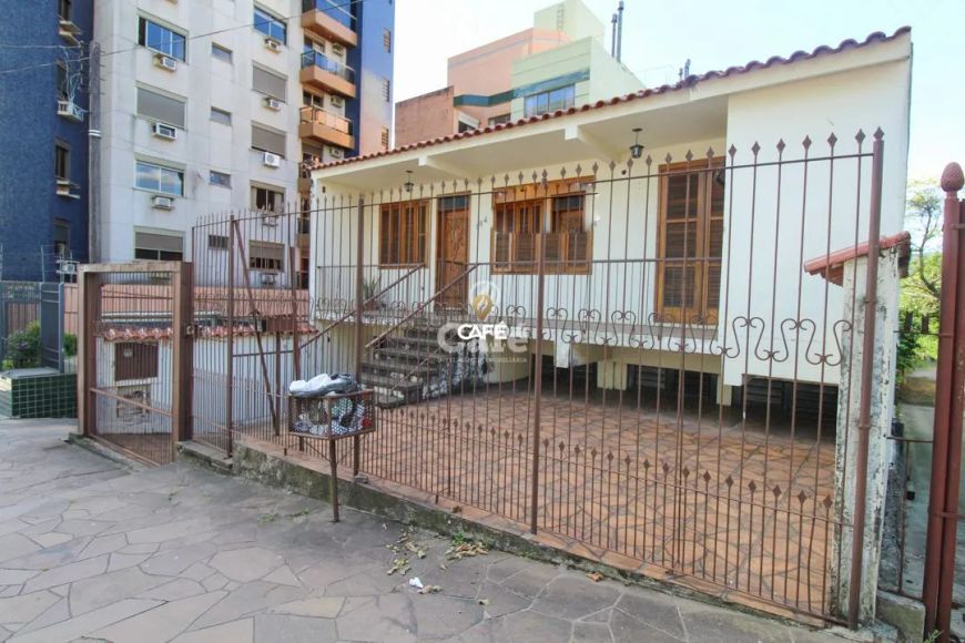 Casa ampla com 3 dormitórios, com localização central, excelente para investidor