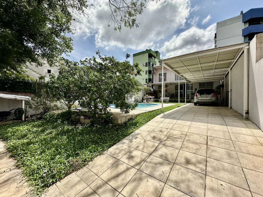 Belíssima casa com piscina em região central.