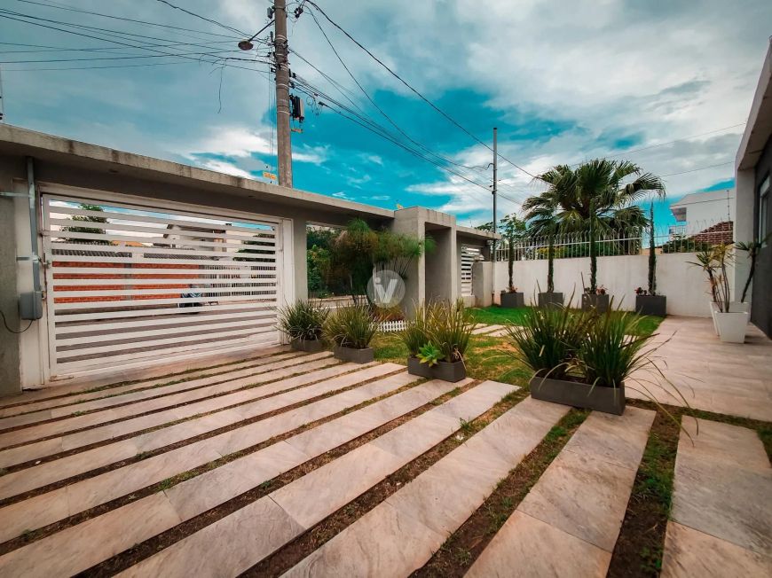 Casa com 350 m² de área privativa e com todo conforto que você merece.