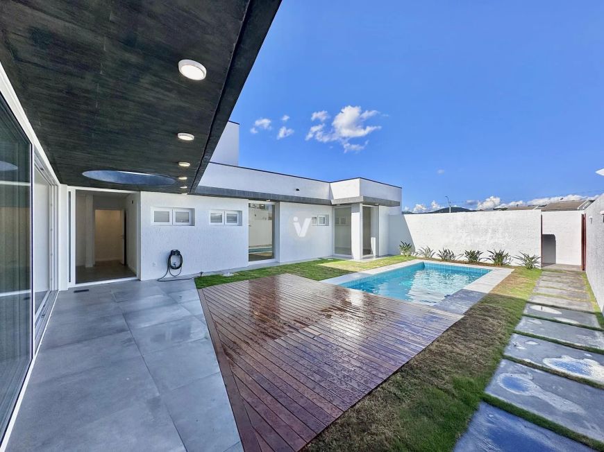 Casa alto padrão toda térrea com 3 suítes, escritório e piscina no Condomínio Vi