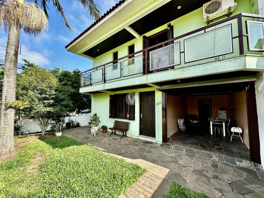 Casa de esquina ampla de 4 dormitórios!